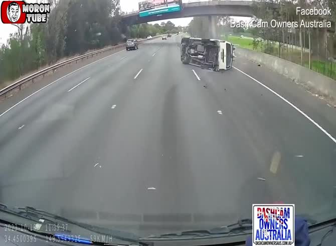 Video :On an interstate, a van driver abruptly loses control of his car and flips